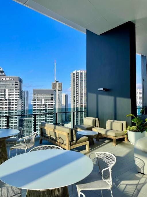 Stunning Oceanview 2Br In The Heart Of Broadbeach 44F Apartment โกลด์โคสต์ ภายนอก รูปภาพ