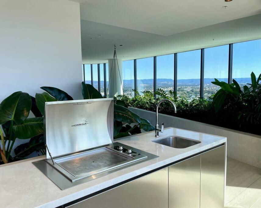 Stunning Oceanview 2Br In The Heart Of Broadbeach 44F Apartment โกลด์โคสต์ ภายนอก รูปภาพ