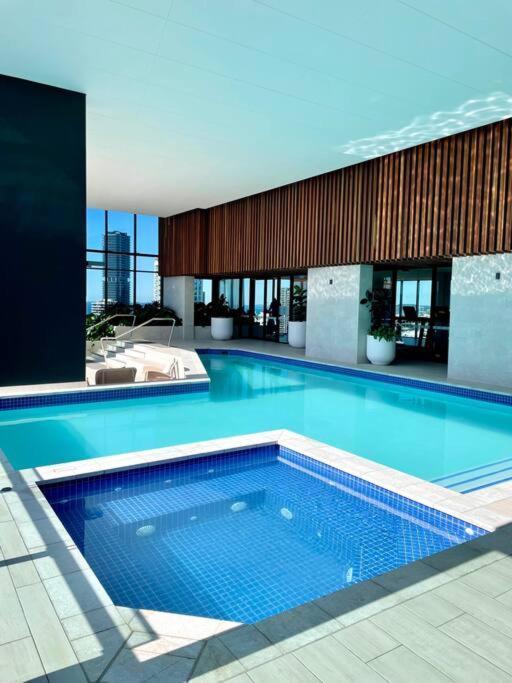 Stunning Oceanview 2Br In The Heart Of Broadbeach 44F Apartment โกลด์โคสต์ ภายนอก รูปภาพ