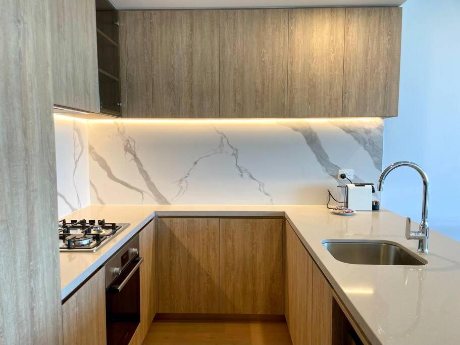 Stunning Oceanview 2Br In The Heart Of Broadbeach 44F Apartment โกลด์โคสต์ ภายนอก รูปภาพ